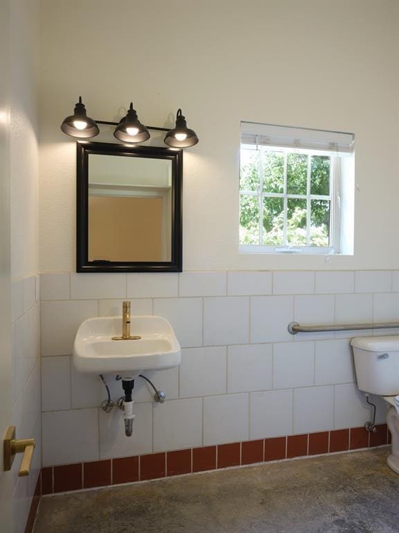 1918 Hopewell Unit C, Santa Fe, NM 87505 - bathroom with tile walls and a wainscoted wall