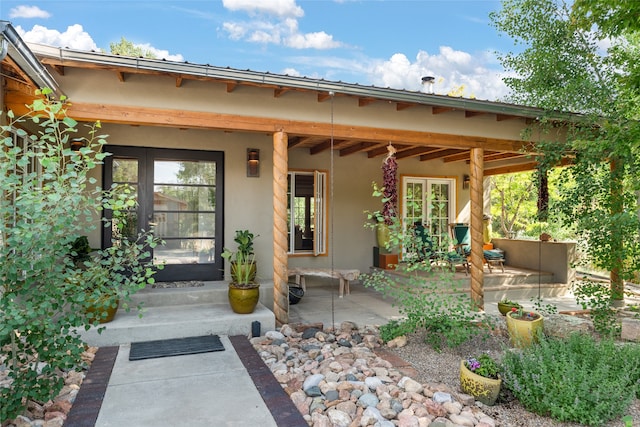 10 Sabina Ln, Santa Fe, NM 87508 - doorway to property with stucco siding and a patio