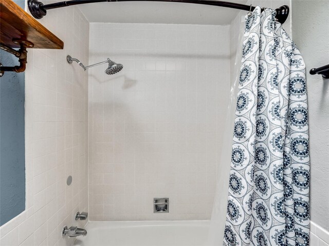 85 Chiquita Dr, White Rock, NM 87547 - bathroom with shower / tub combo with curtain and a textured wall