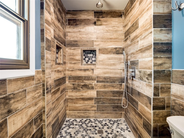 85 Chiquita Dr, White Rock, NM 87547 - bathroom with tiled shower, tile walls, and wainscoting
