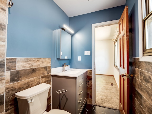 85 Chiquita Dr, White Rock, NM 87547 - bathroom with tile walls, vanity, wainscoting, and tile patterned floors