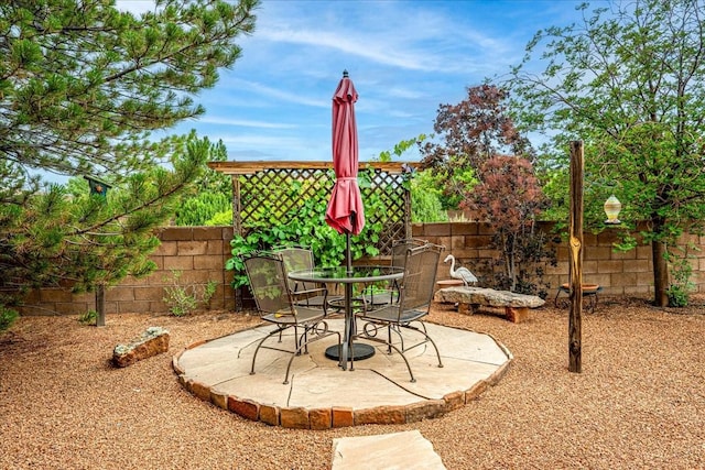 3 Hunters Run, Santa Fe, NM 87508 - fenced backyard with a patio and outdoor dining area