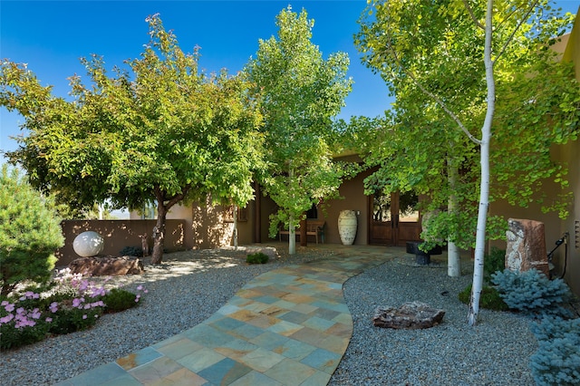 5 N Brisa Fresca, Santa Fe, NM 87506 - view of yard with a patio