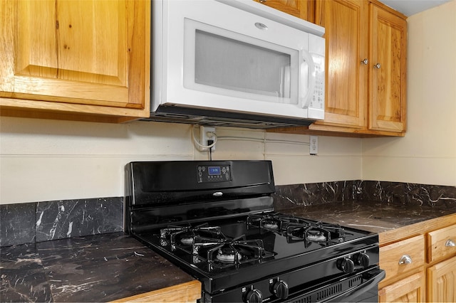 2122 41st Unit B, Los Alamos, NM 87544 - kitchen featuring black range with gas cooktop, white microwave, and dark countertops