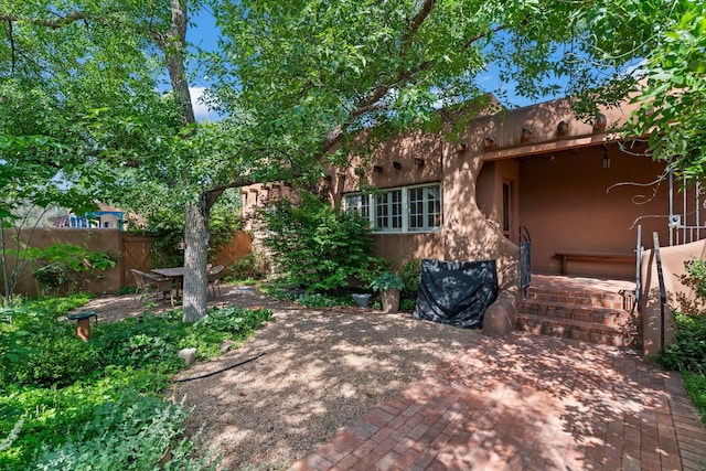 359 Garcia St, Santa Fe, NM 87501 - view of front facade with a patio and stucco siding