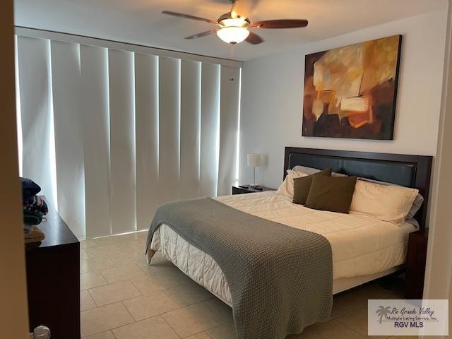 1000 Padre Blvd Unit 307, South Padre Island, TX 78597 - bedroom featuring a ceiling fan