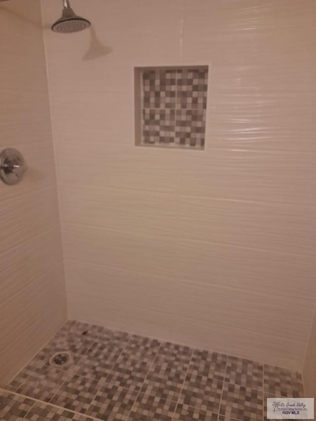 bathroom featuring tiled shower