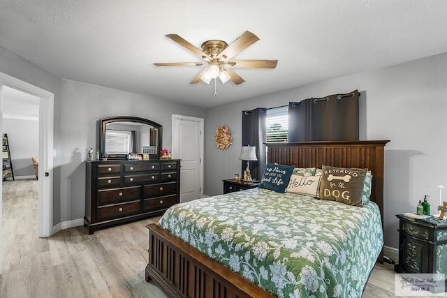 bedroom featuring light wood-style flooring, baseboards, and ceiling fan