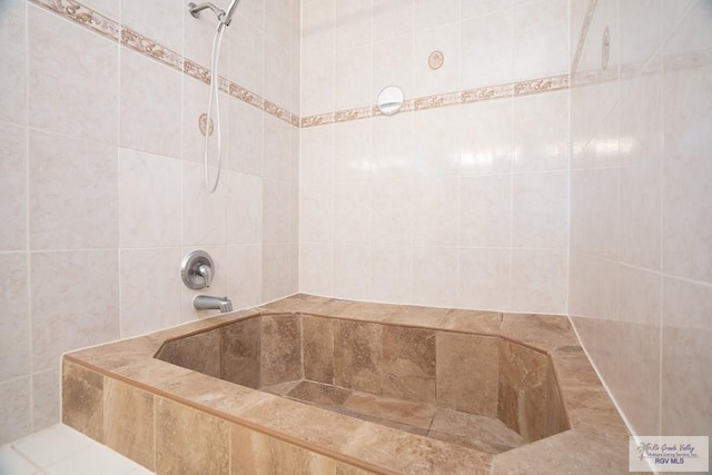 bathroom featuring tiled shower / bath combo