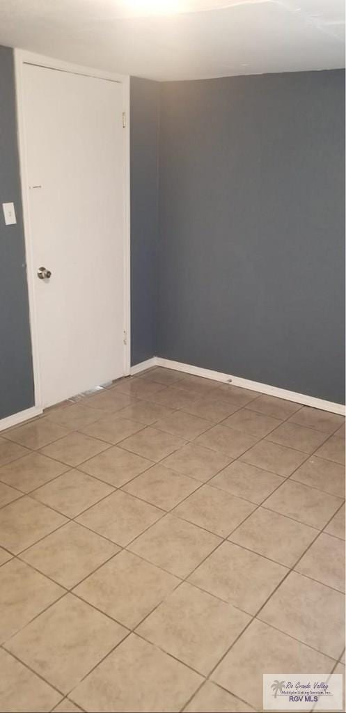 empty room featuring baseboards