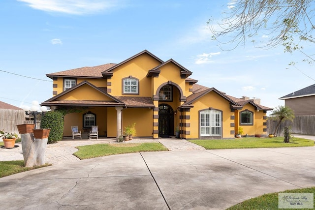 view of front of property featuring a front yard and a patio area