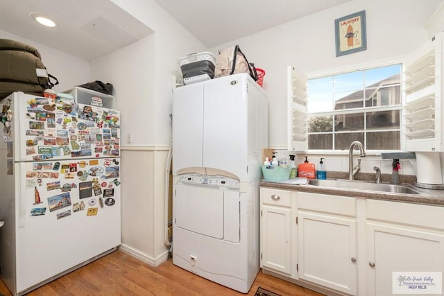 laundry room featuring sink and light wood-type flooring