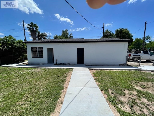 ranch-style home with a front lawn