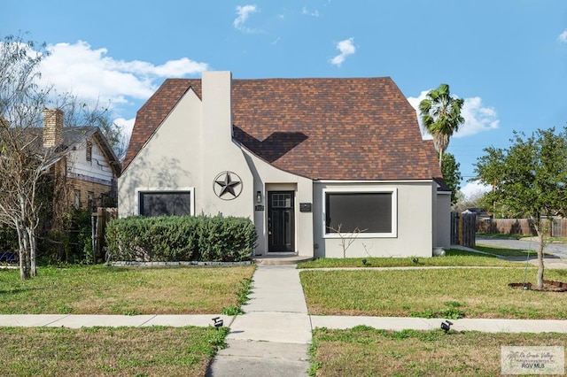 view of front of house featuring a front lawn