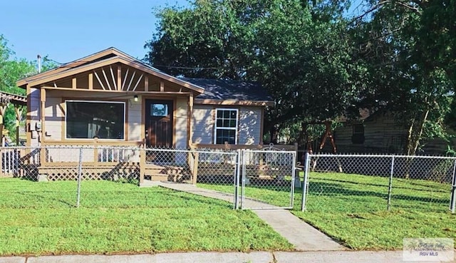 view of front of house featuring a fenced front yard and a front lawn