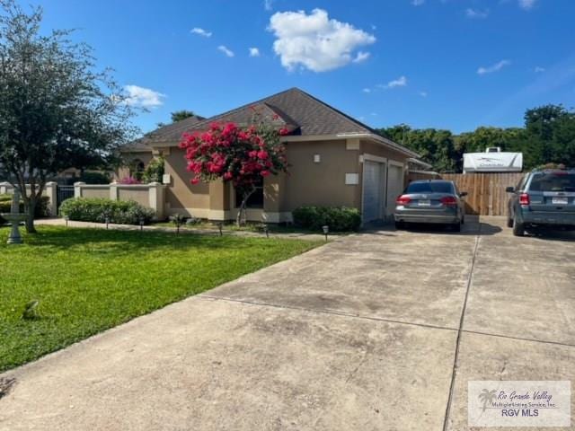 view of front of house featuring a front yard and a garage