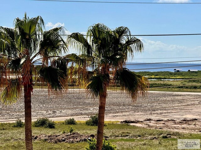 view of yard featuring a water view