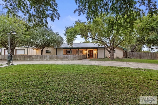 single story home with a front yard