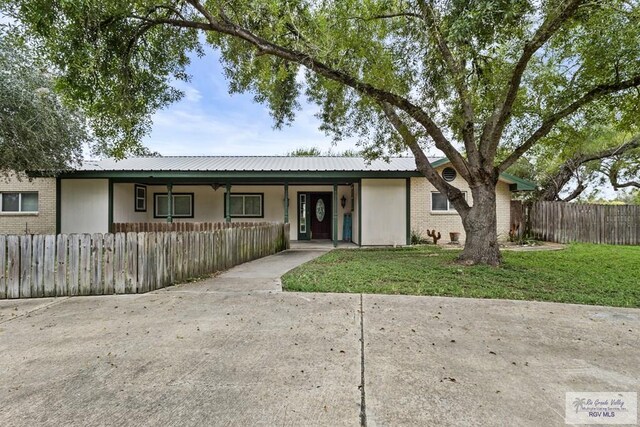 ranch-style house featuring a front lawn