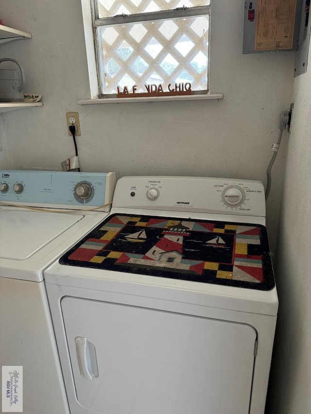 washroom featuring washing machine and clothes dryer