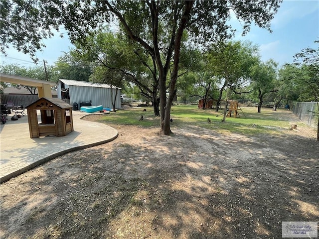 view of yard with an outdoor structure