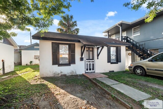 view of front facade featuring a front yard