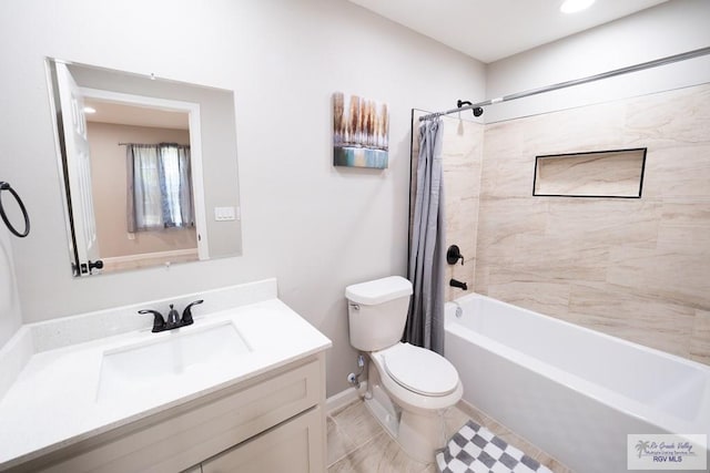 full bath featuring vanity, toilet, baseboards, and shower / bath combo