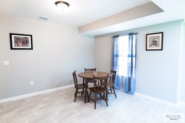 dining space with visible vents and baseboards