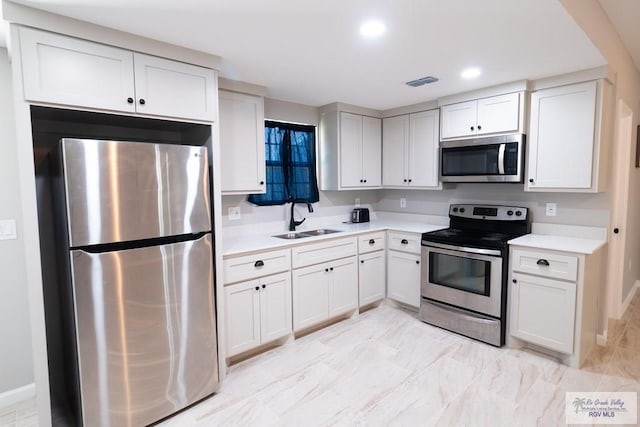 kitchen with visible vents, a sink, recessed lighting, stainless steel appliances, and light countertops