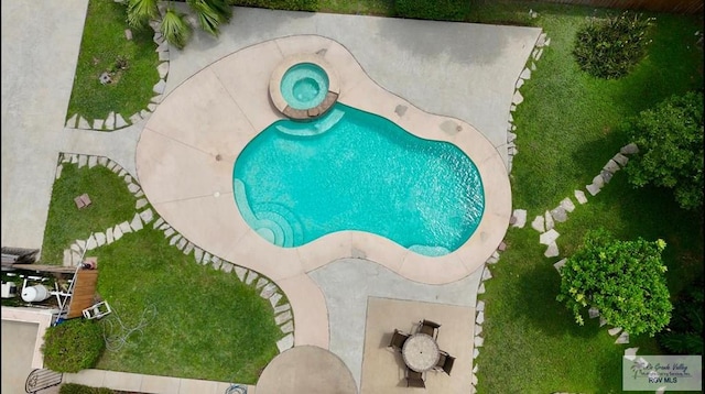 view of swimming pool