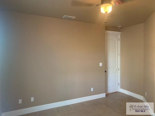 empty room featuring ceiling fan