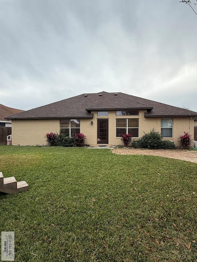 single story home featuring a front lawn