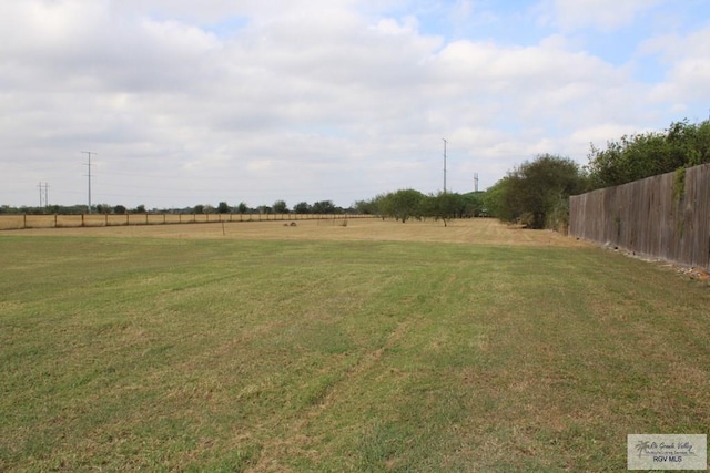 view of yard featuring a rural view