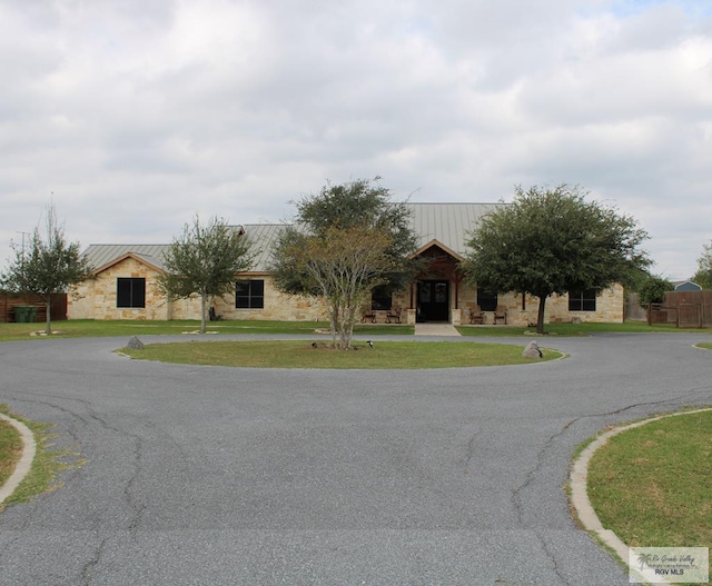 view of front of property featuring a front yard