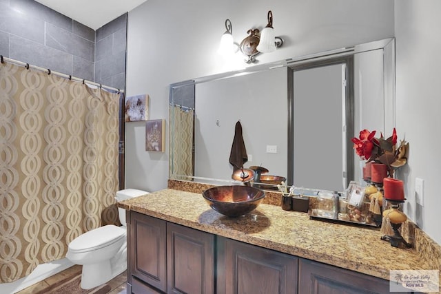 full bath with toilet, vanity, and a shower with curtain