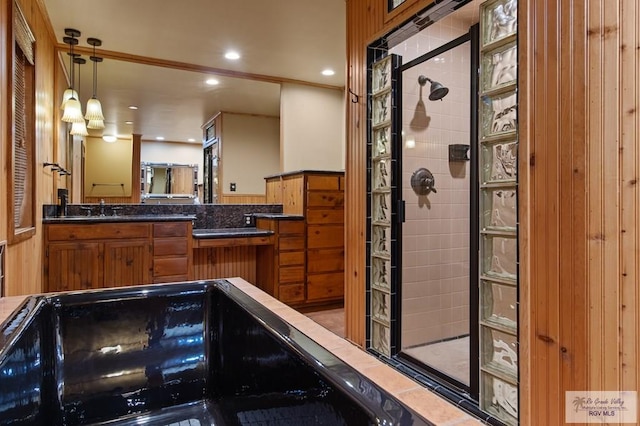 509 Lake Dr, Harlingen, TX 78550 - full bath featuring a tile shower, vanity, and recessed lighting