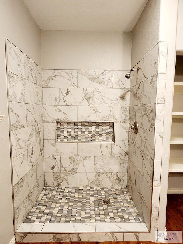 bathroom featuring a tile shower