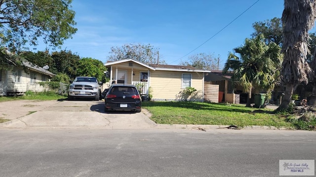 view of front of house featuring a front lawn