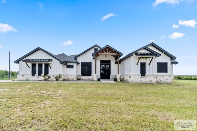 modern farmhouse featuring a front lawn