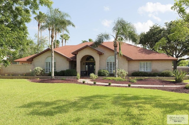 single story home featuring a front yard