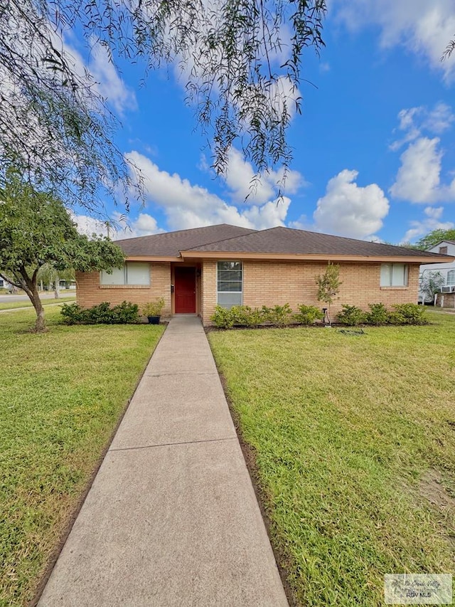 single story home with a front lawn