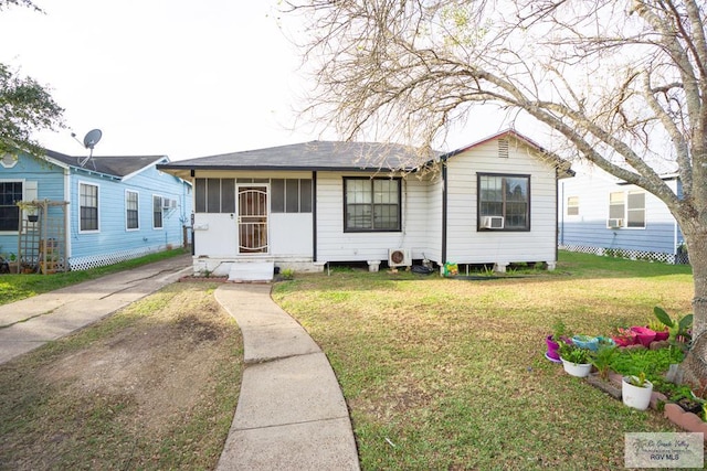 view of front of house featuring a front lawn