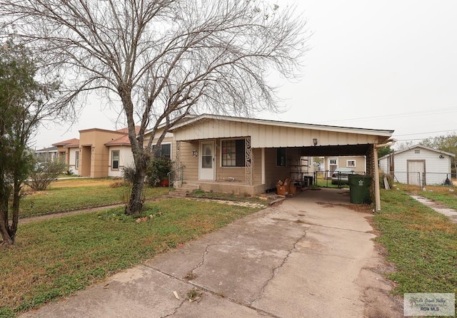 view of front of home featuring a carport and a front lawn