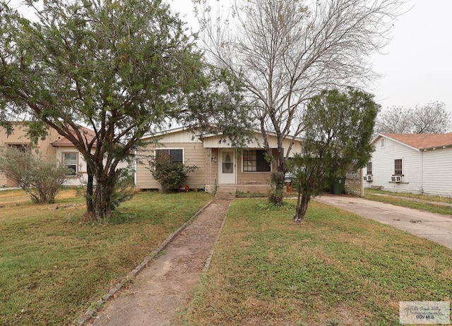 view of front facade featuring a front yard