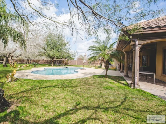 100 Paloma St, San Benito, TX 78586 - view of yard featuring a patio area, a fenced in pool, a fenced backyard, and ceiling fan