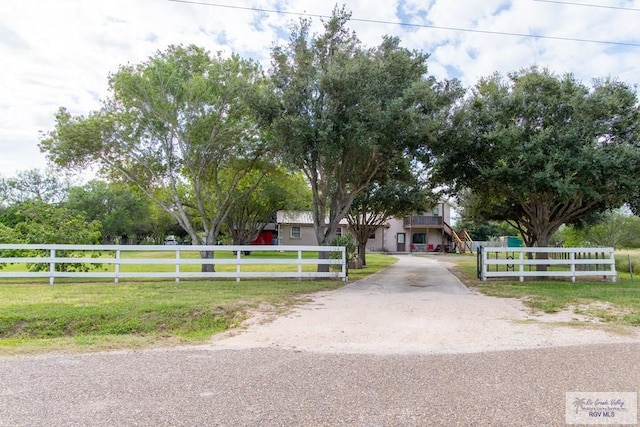 view of front of house featuring a front lawn