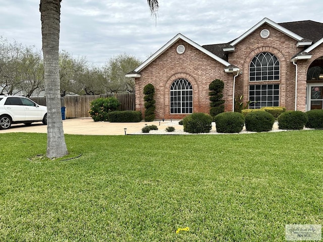 view of front facade with a front lawn