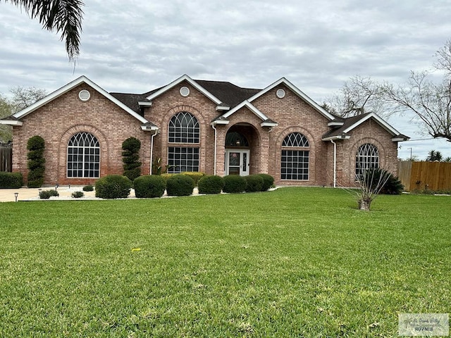 view of front facade featuring a front lawn