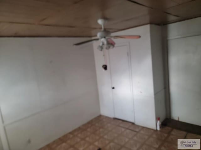 unfurnished bedroom with ceiling fan and a closet