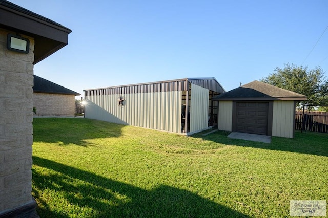 view of yard with an outbuilding